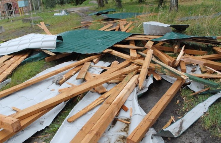 На Сумщині буревій позривав дахи зі шкіл…