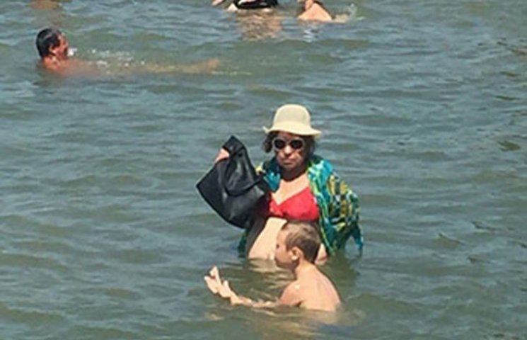 В Бердянске люди купаются в море с сумка…