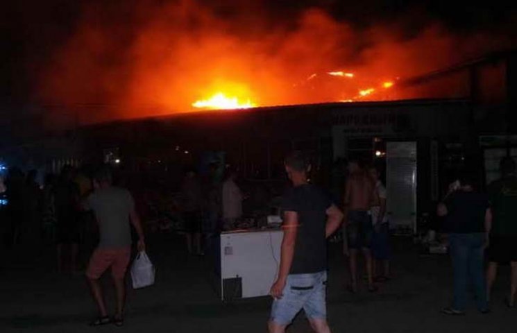 В Бердянске ночью сгорел рынок, принадле…