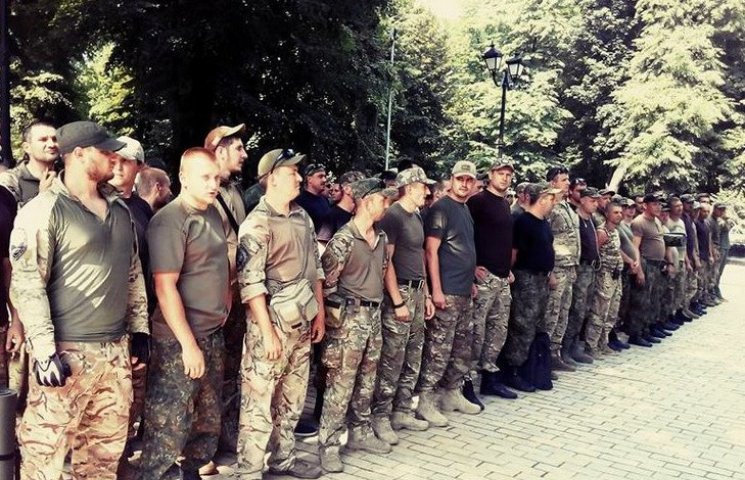 Бойцы "Днепра-1" остались в Киеве охраня…