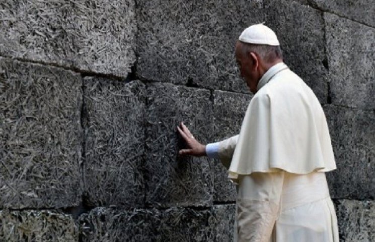 Папа Римский помолился в концлагере Аушв…