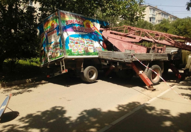 В Крыму грузовик с продуктами протаранил…
