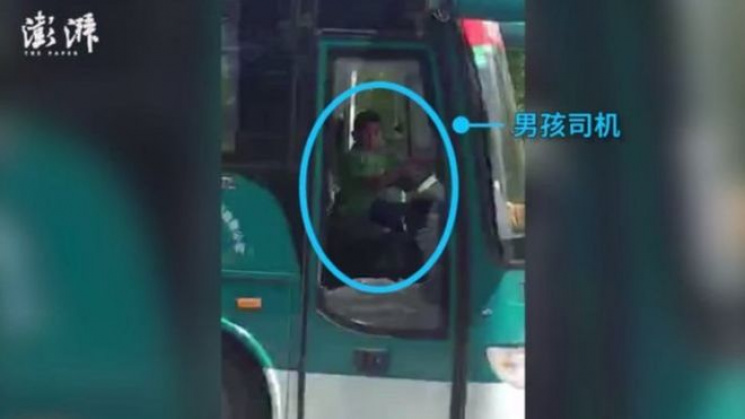 У Китаї хлопчик викрав автобус і катався…