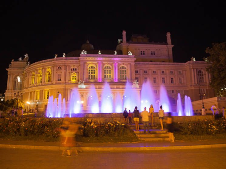 В Одессе возле Оперного театра фонтан за…