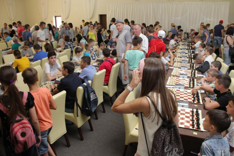 У Мукачеві стартував міжнародний шаховий…