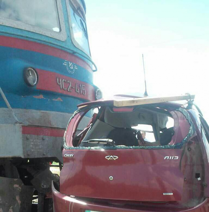 Поезд протаранил легковую машину, погибли три человека — катастрофа на Запорожье
