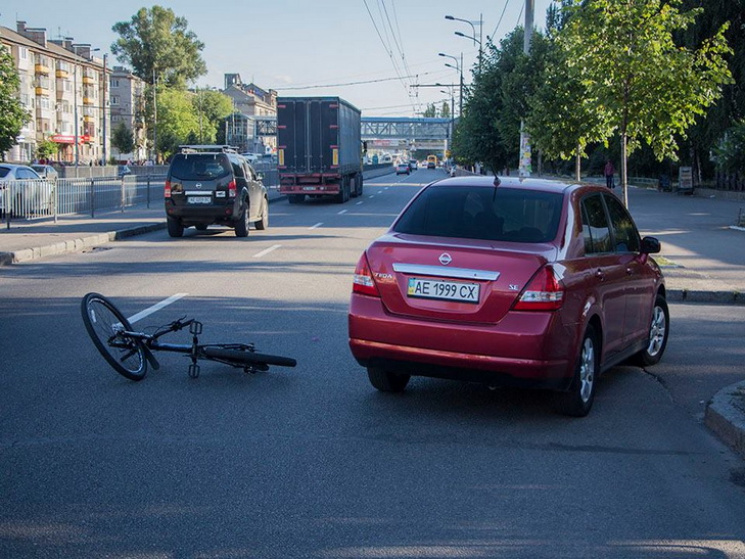 В Днипре велосипедист протаранил автомоб…