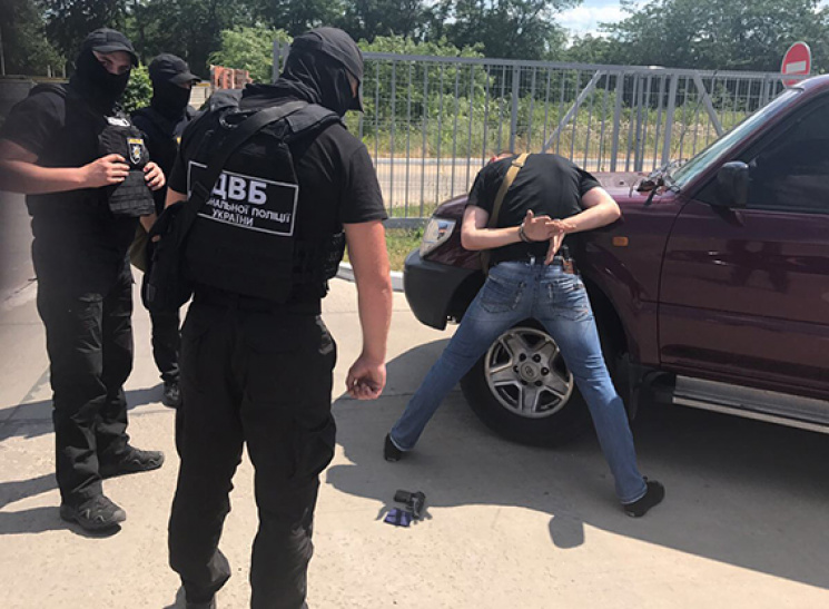 Поліцейського-хабарника в Одесі затримал…