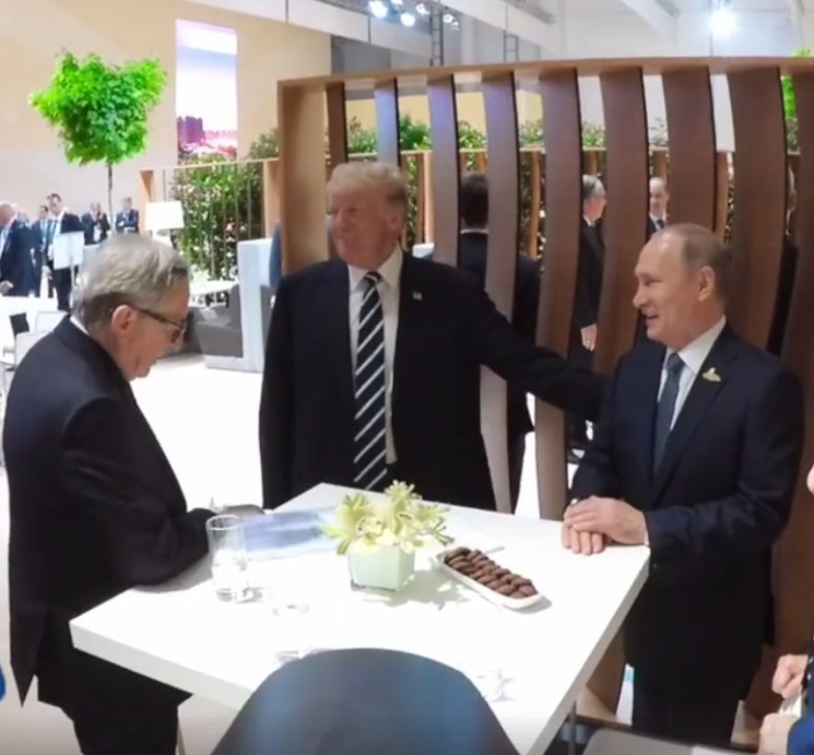 Как Трамп "ласкал" улыбающегося Путина в…