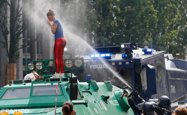 За кулисами G20 в Гамбурге: Клоуны, водо…