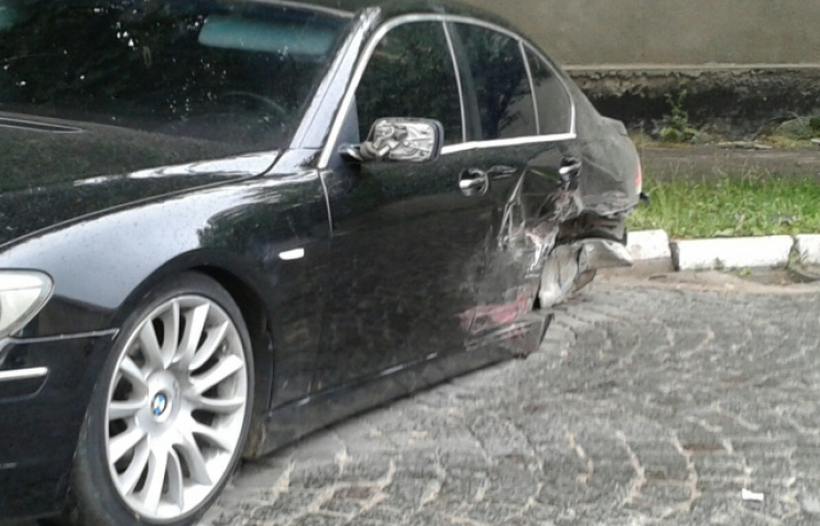 Внаслідок ДТП у Мукачеві у BMW відірвало…