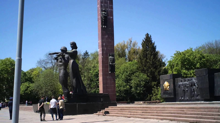 Монумент Славы во Львове признали опасны…