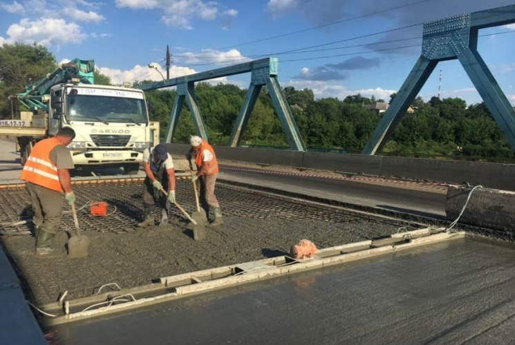 Под Харьковом восстановили мост, еще оди…
