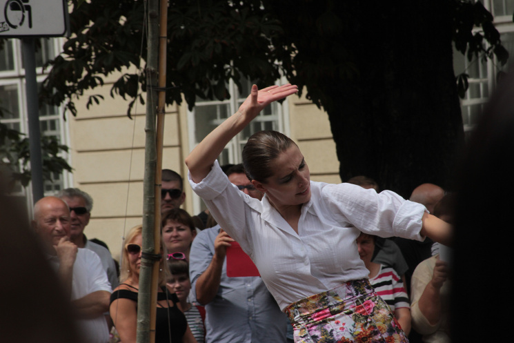Как танцуют туристы в центре Львова (ФОТ…