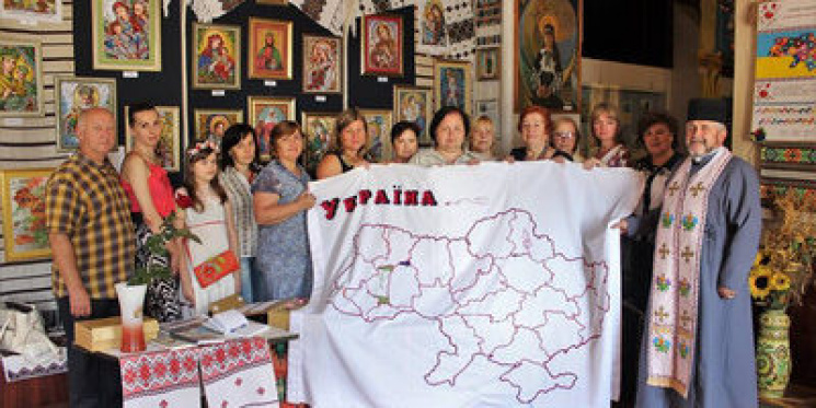Тернопільщиною мандрує вишита мапа Украї…