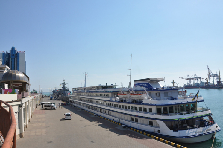 На причалі Одеського порту поряд з війск…