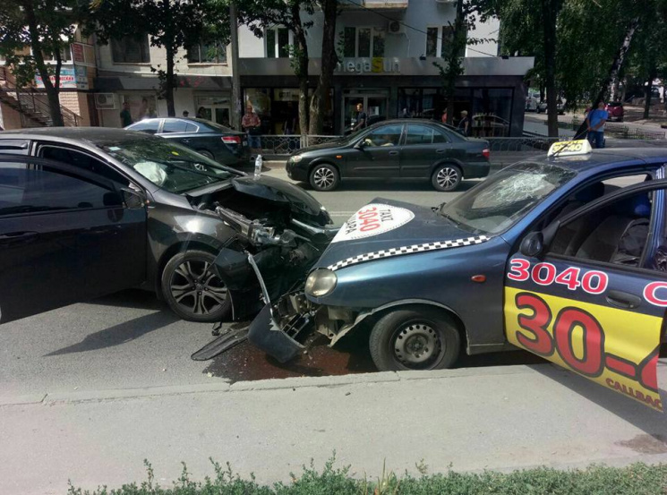 В Харькове таксист протаранил иномарку:…