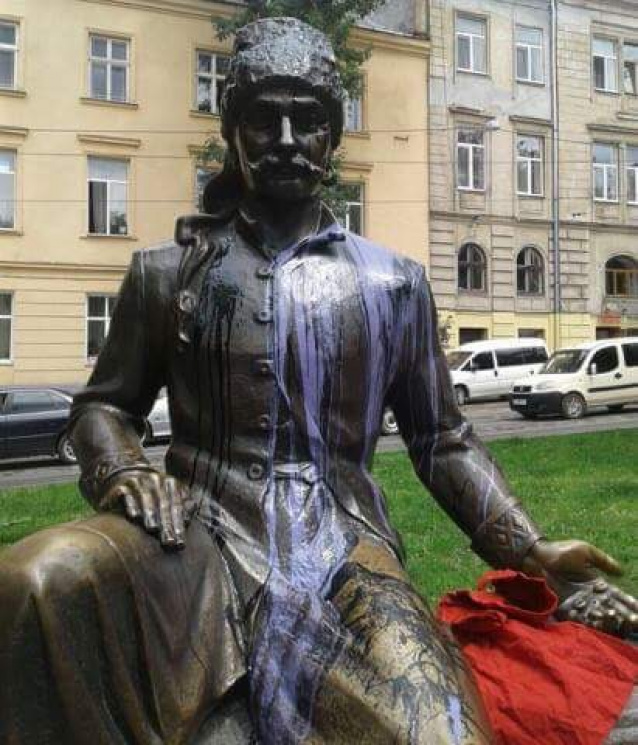 В центре Львова неизвестные облили памят…