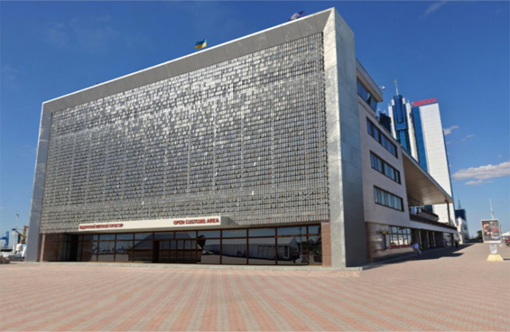 В Одессе призентовали "живой" фасад морв…