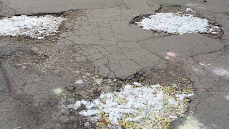 На Росії ями на дорозі засипали котиками…