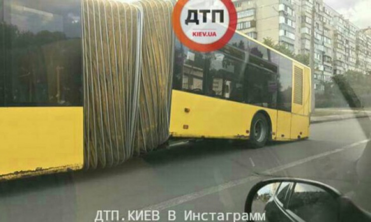 У столиці на ходу розвалився автобус…