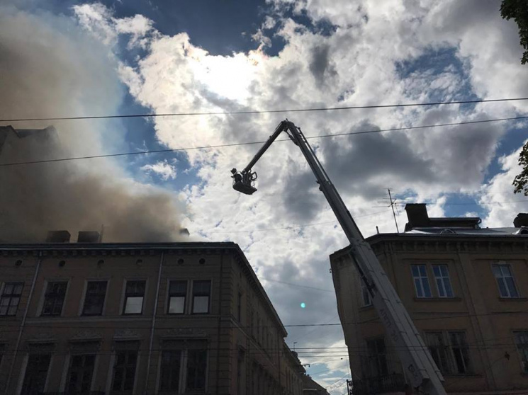 У Львові у центрі міста палає будинок…