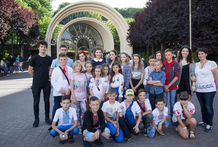 Порошенко: Діти з воюючого Донбасу відпо…