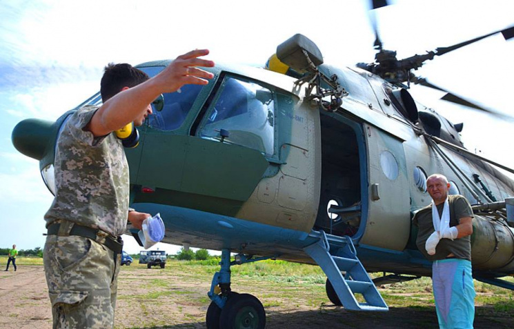 В Днипро авиацией доставили раненого бой…
