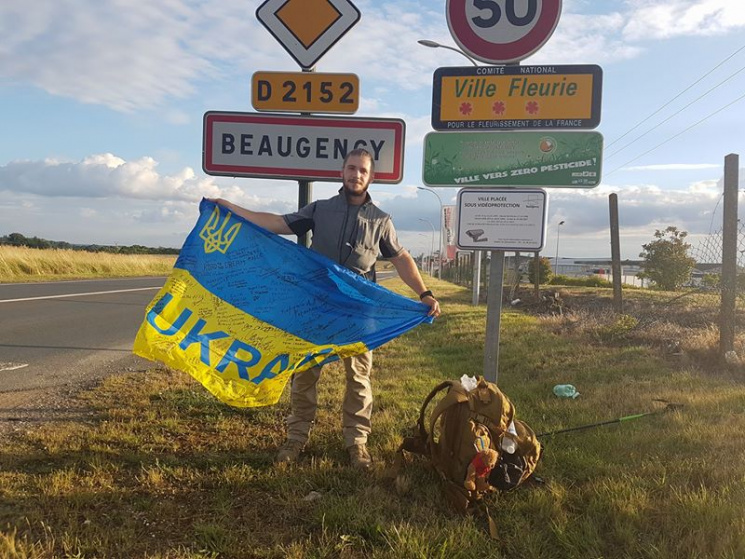 Вільна людина: Навіщо АТОвець крокує Європою з українським прапором