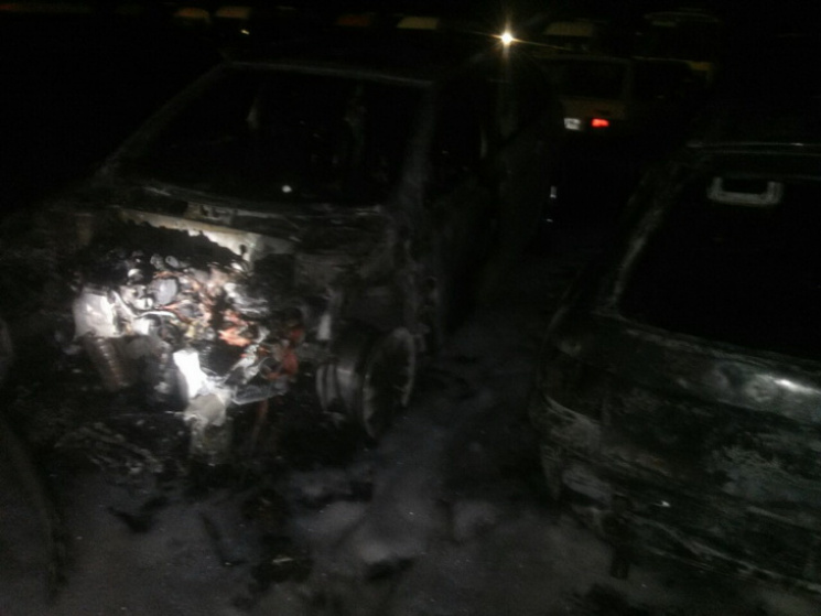 В Кривом Роге на автостоянке сгорели авт…