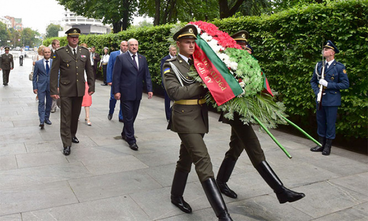 Лукашенко приїхав до Порошенка з власним…