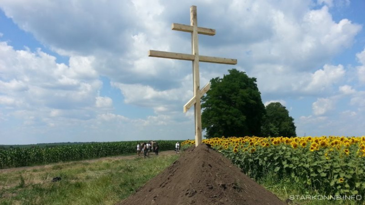 Пам&#039;ятний хрест на Козацьких могила…