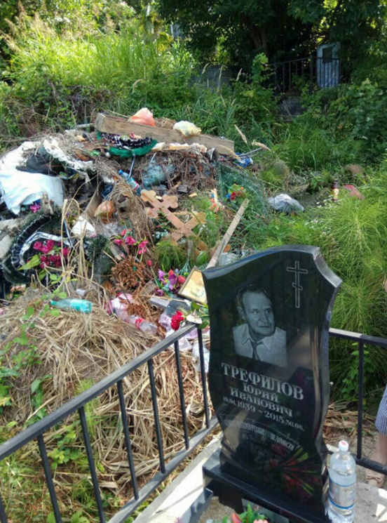 На Кубани засыпали мусором могилу матери…