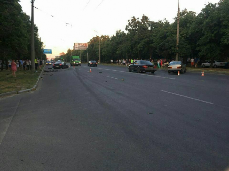 В Харькове столкнулись Mercedes и BMW: Н…