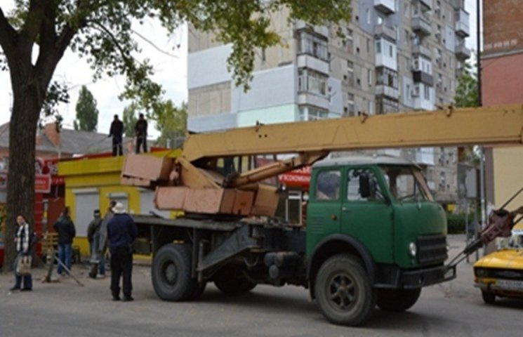 У Кропивницькому демонтують МАФи біля "К…