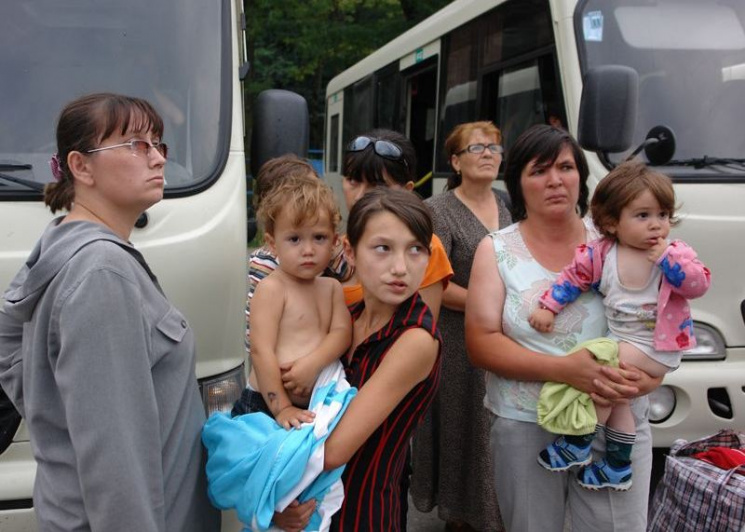 В Харькове переселенцам выдают продуктов…