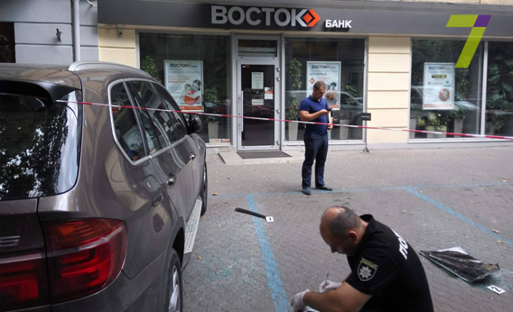 В центре Одессы возле банка произошла ст…