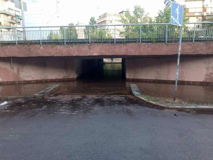 У Києві злива перетворила підземний пере…