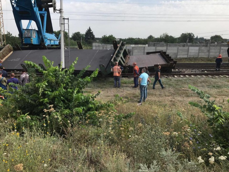 На Дніпропетровщині зійшов з рейок потяг…