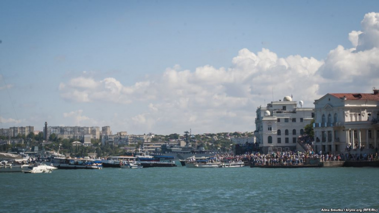 Парад как бизнес: В Севастополе отпраздн…
