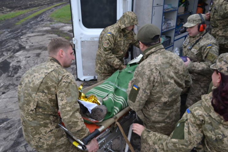 На Донбасі поранено чотирьох воїнів Укра…
