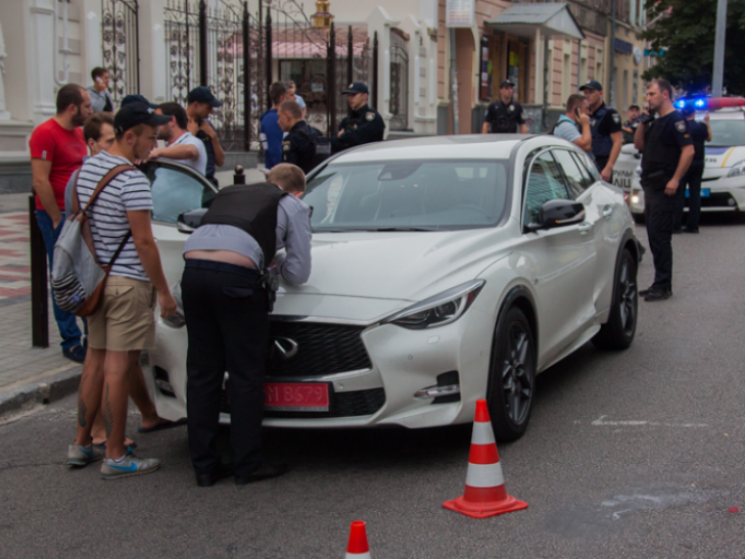 В Днипре наркоман танцевал на крыше авто…