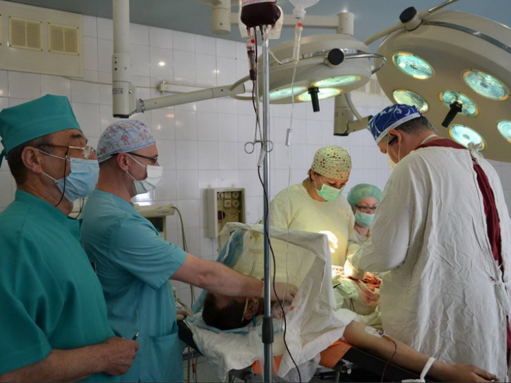 В больнице Днипра спасают двух тяжелоран…