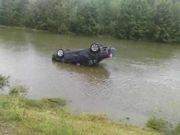 На Прикарпатті в річці знайшли авто з дв…