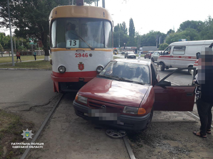 В Одесі трамвай №13 "протаранив" легкови…
