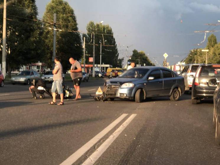 На проспекте в Харькове автомобилист вле…