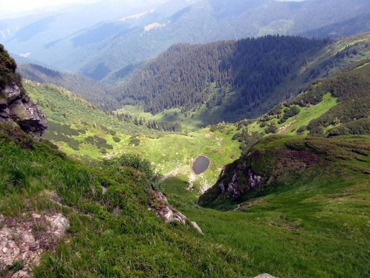 Якими краєвидами по обидва боки кордону вражає карпатський Піп Іван (ФОТО)