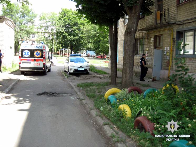 В Харькове пьяный мужчина порезал двух ж…