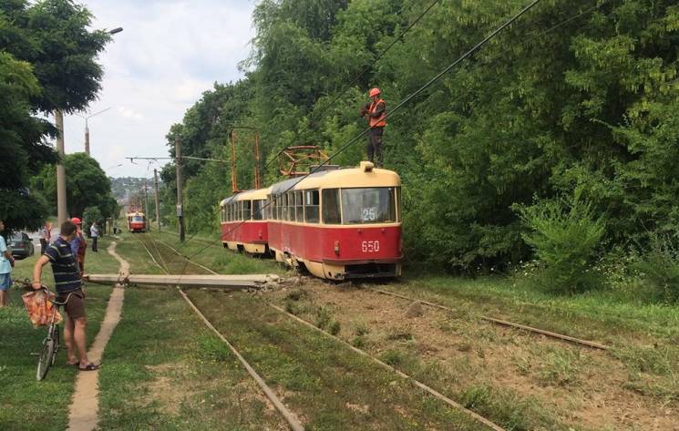 В Харькове трамвай слетел с рельсов и сн…