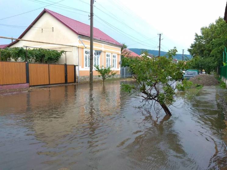 У Виноградові дощем затопило кілька вули…